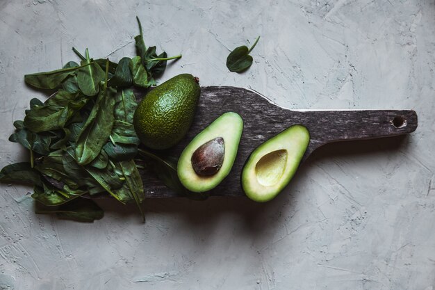 Palta. Comida sana en la mesa. Tablero rústico.