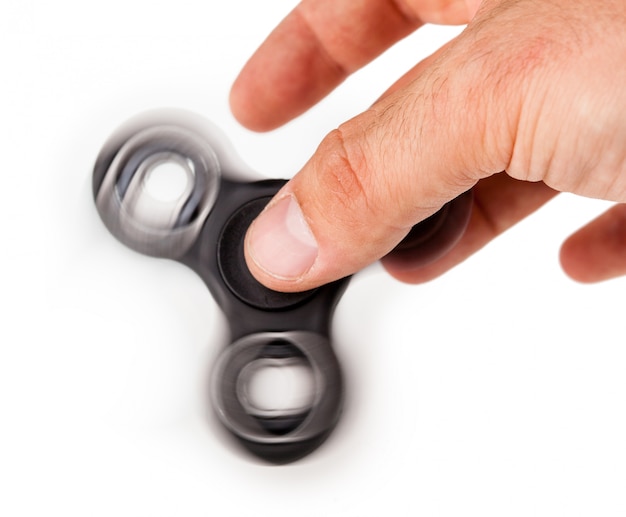 Palying com um preto fidget spinner