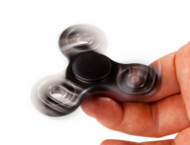 Palying con un hilandero negro Fidget