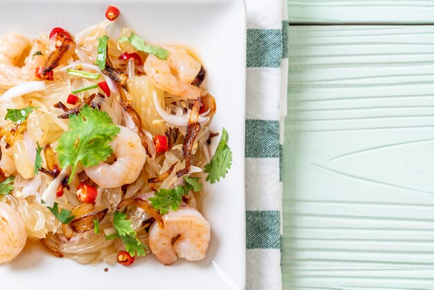 pamelo würziger salat mit garnelen oder garnelen