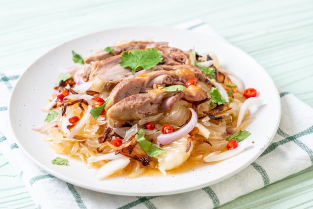 pamelo würziger salat mit gebratener ente