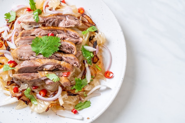 pamelo würziger salat mit gebratener ente