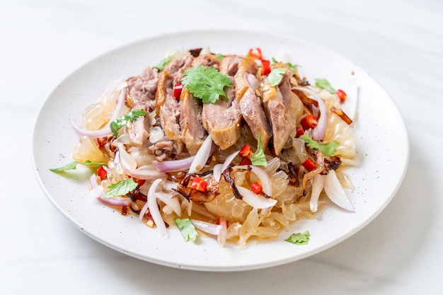 Pamelo würziger salat mit gebratener ente