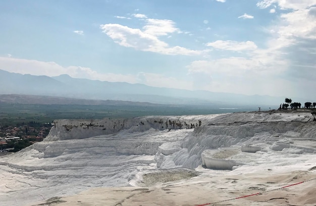 Pammukale, Turquía. En la foto hay rocas blancas y una vista de las montañas.