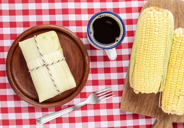 Pamonha comida típica brasileña de maíz comida del festival de junio con café