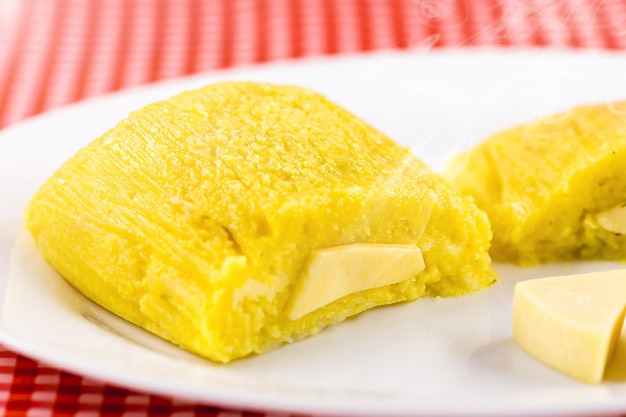 Pamonha Maíz dulce brasileño con relleno de queso Pamonha comida típica de Brasil del estado de minas gerais y goiais comida típica de las fiestas de junio
