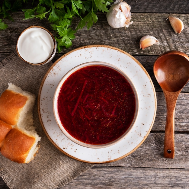 Foto pampushkas saborosos de sopa de beterraba. cozinha tradicional ucraniana sopa de beterraba, batata, carne, cenoura, couve e alho. vista do topo. fechar-se