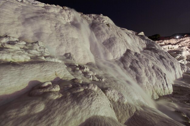 Pamukkale en la cima con vistas a la ciudad de Denizli por la noche Turquía