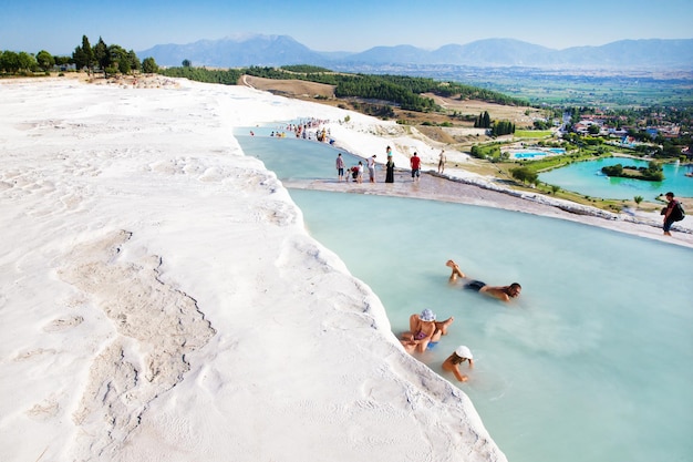 Pamukkale Turquia 14 de agosto de 2015 Turistas em piscinas e terraços de travertino de Pamukkale Pamukkale é famoso patrimônio mundial da UNESCO na Turquia