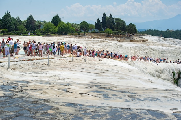 Pamukkale, turquia-23 de junho de 2018. turistas em travertinos em pamukkale. um patrimônio mundial da unesco