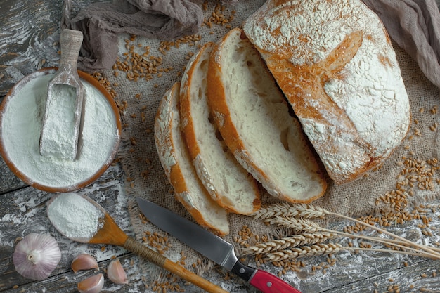 Pan con accesorios de cocina en la mesa