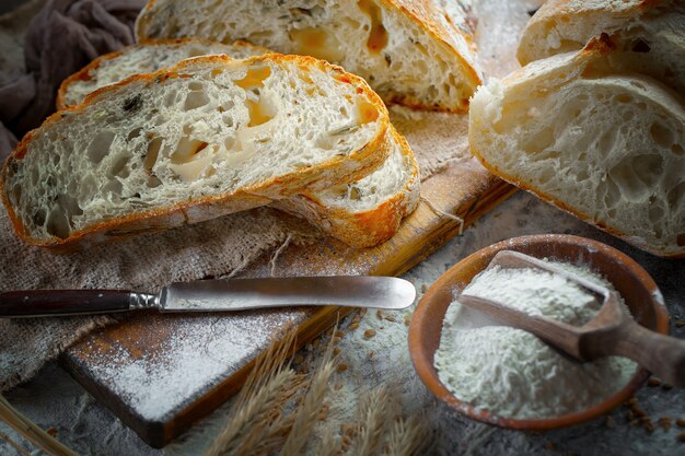 Pan con accesorios de cocina en la mesa