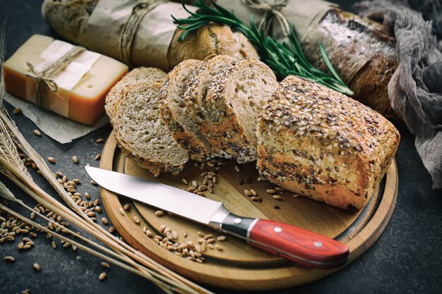 Pan con accesorios de cocina en la mesa