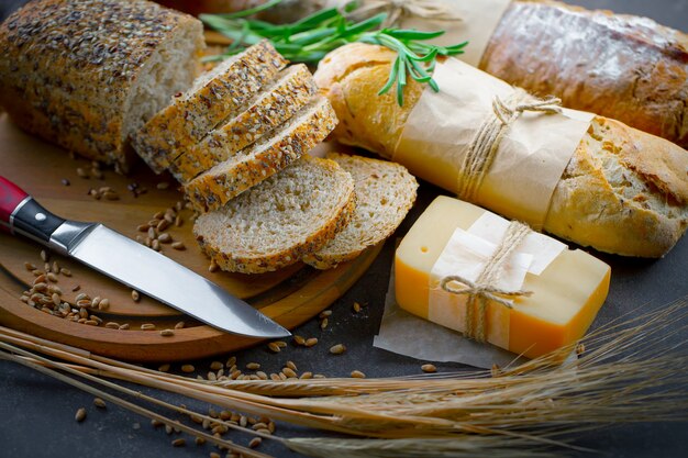 Pan con accesorios de cocina en la mesa