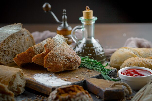 Pan con accesorios de cocina en la mesa