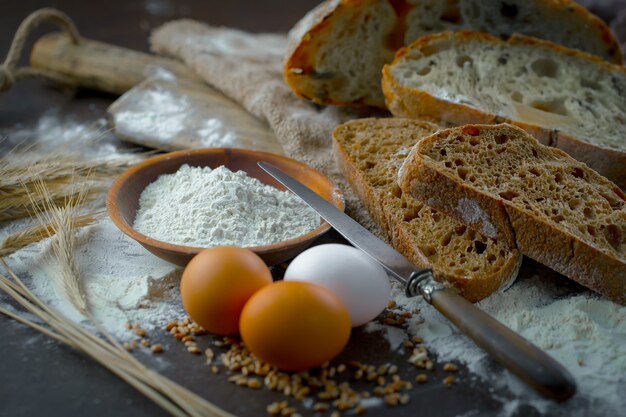 Pan con accesorios de cocina en la mesa