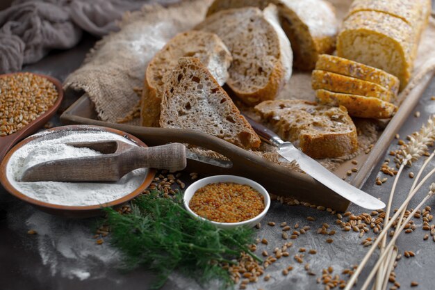 Pan con accesorios de cocina en la mesa