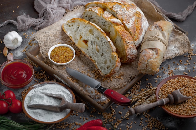 Pan con accesorios de cocina en la mesa