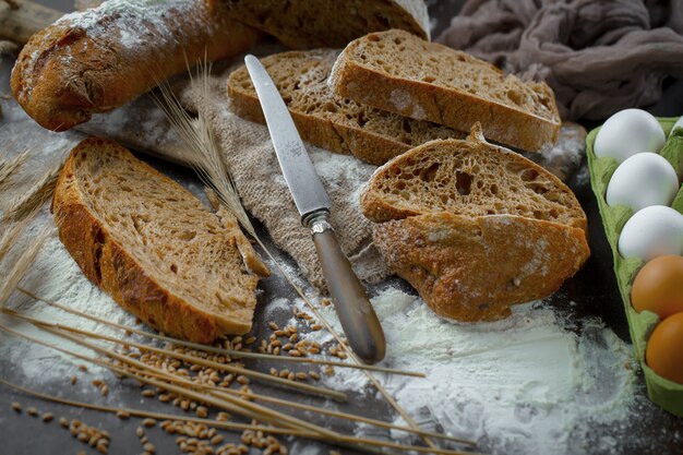 Pan con accesorios de cocina en la mesa