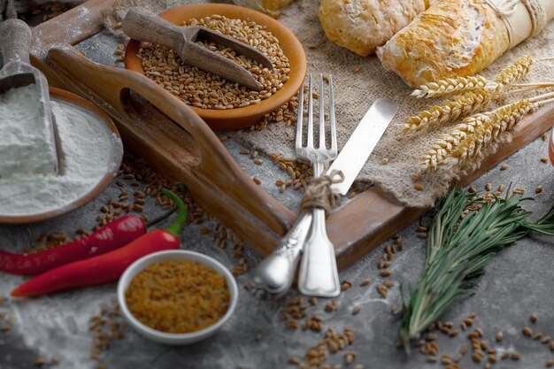 Foto pan con accesorios de cocina en la mesa