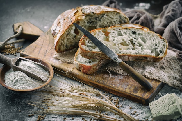 Pan con accesorios de cocina en la mesa