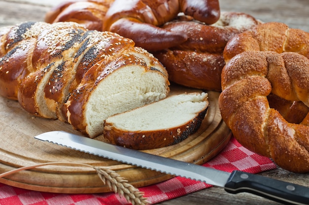 Pan con accesorios de cocina en la mesa