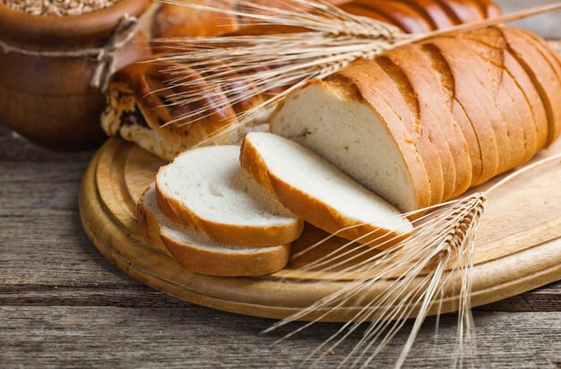 Pan con accesorios de cocina en la mesa