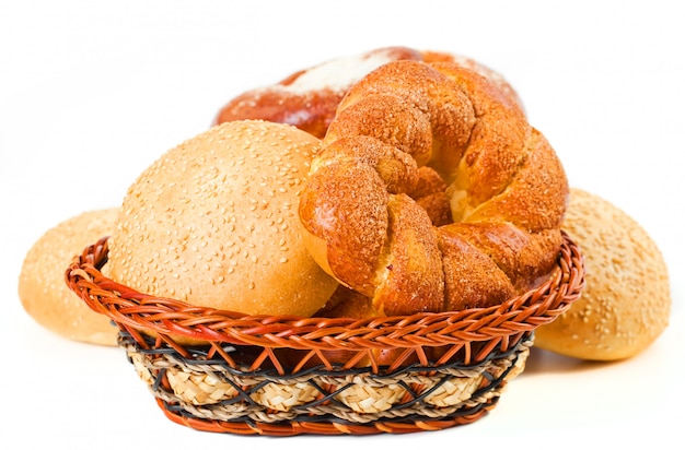 Pan con accesorios de cocina en la mesa