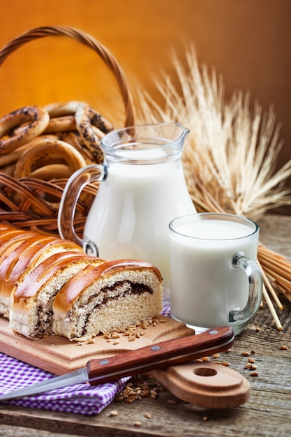 Pan con accesorios de cocina en la mesa