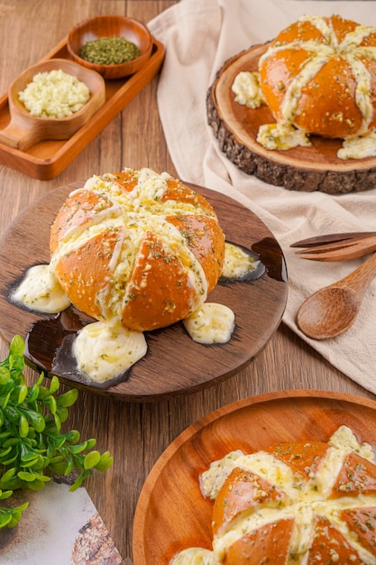 El pan de ajo coreano consiste en pan cubierto con aceite de oliva de ajo y orégano o cebollino.