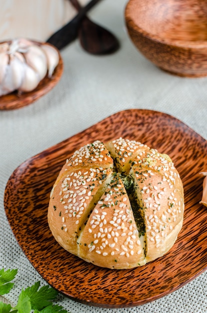 Pan de ajo coreano en placa de madera con superficie de madera de ajo