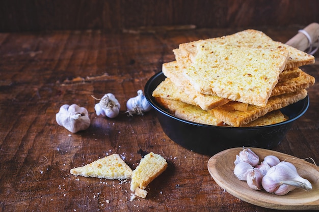 Pan de ajo crujiente en una mesa de madera