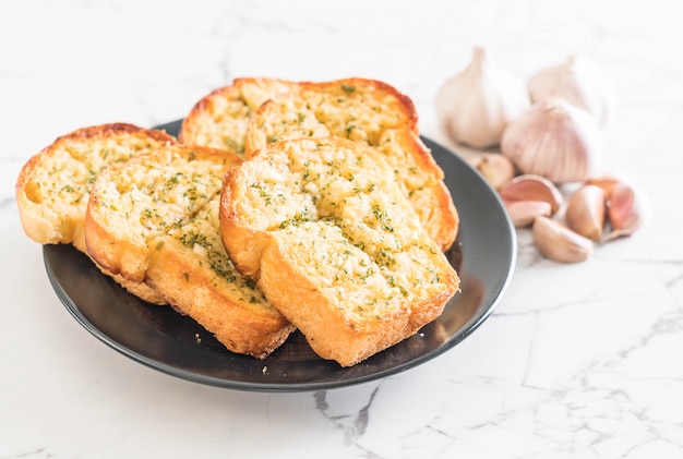 pan de ajo en un plato