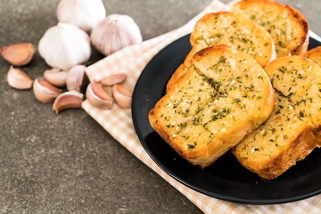 pan de ajo en un plato