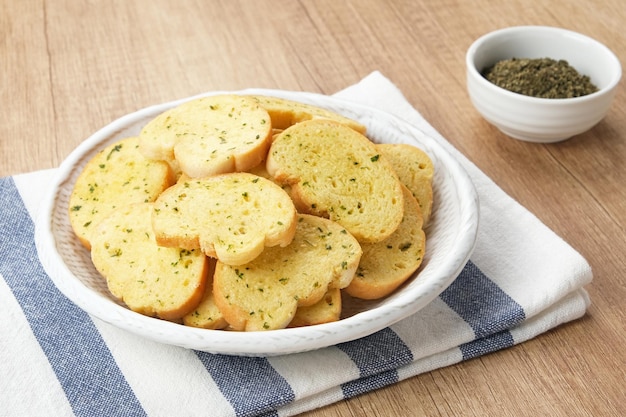 Pan de ajo tostado hecho de pan de molde con queso de ajo y hierbas