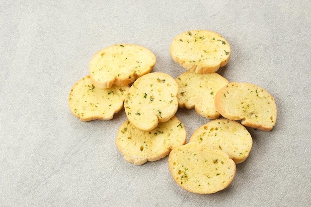 Pan de ajo tostado hecho de pan de molde con queso de ajo y hierbas