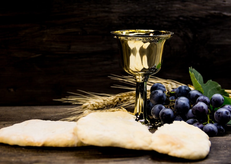 Pan amargo, vino, uvas y trigo, símbolo de la comunión cristiana