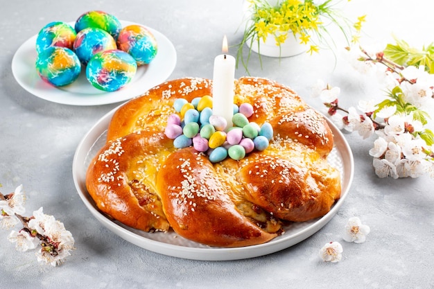 Pan de aro de Pascua con huevos tradicional pan trenzado dulce de Pascua