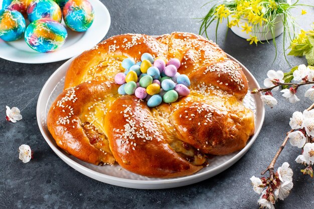 Pan de aro de Pascua con huevos tradicional pan trenzado dulce de Pascua