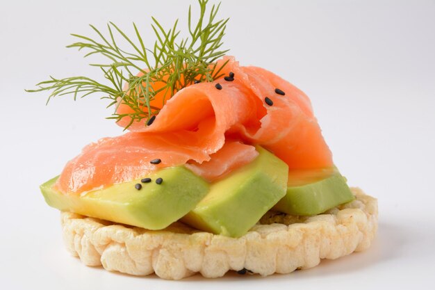 Pan de arroz Crocante de lonchas de salmón con aguacate y eneldo fresco