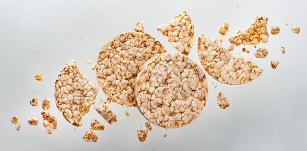 Pan de arroz inflado roto aislado sobre fondo blanco, dieta crujiente ronda arroz waffles