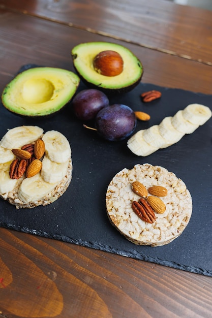 Pan de arroz vegano para desayunar con aguacate y ciruelas alimentación saludable