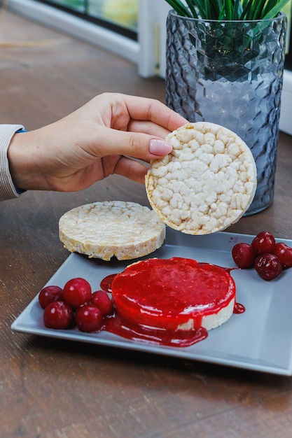 Pan de arroz vegano para desayunar con mermelada Alimentación Saludable