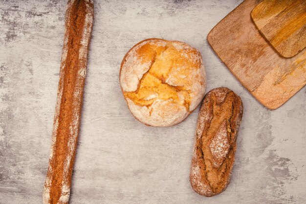 Pan artesano con cereales de trigo sobre una mesa de piedra