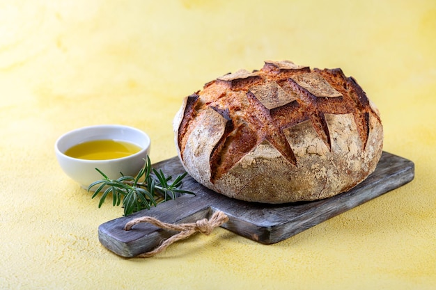 Pan artesano recién horneado y aceite de oliva