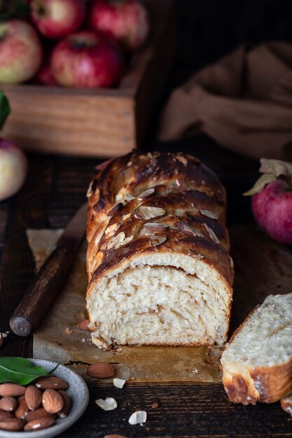 Pan babka de manzana con canela sobre una mesa de madera