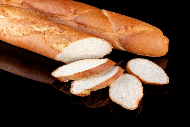 Pan baguette francés fresco al horno entero y en rodajas