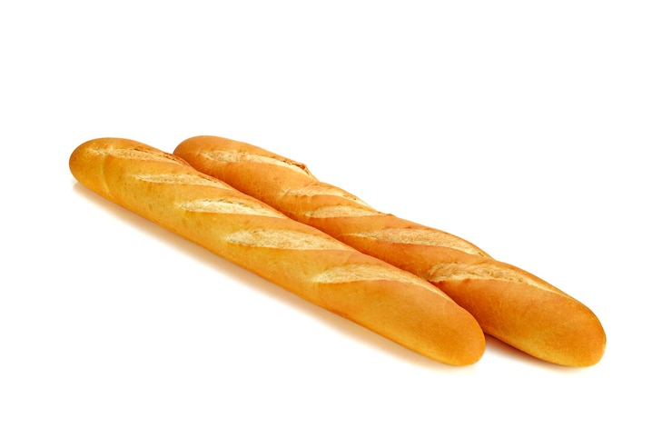 Foto pan baguette francés sobre fondo blanco.