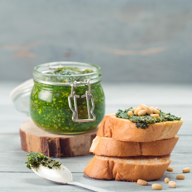 Pan baguette con pesto fresco