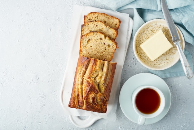 Pan de banana. Pastel con plátano, cocina tradicional americana.